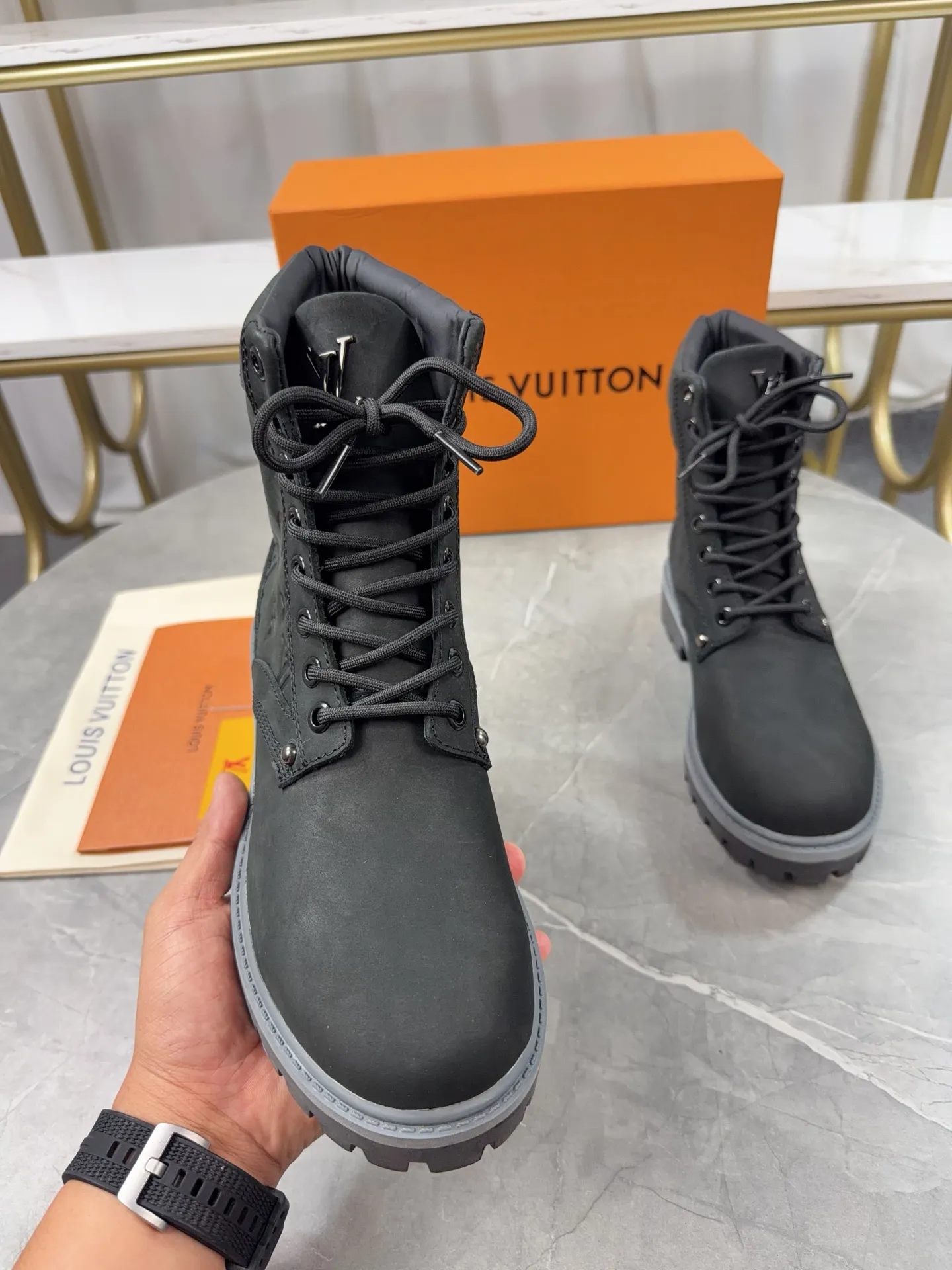 p720🐮🐮2025 top version: couple style LV presbyopia, embossed rhubarb boots, ankle boots, embossed waterproof nubuck cowhide boots, relying on the brand's exquisite craftsmanship to carefully reshape the classic T 6-inch boot shape in Italy to create an American-style autumn and winter men's and women's wear show. The original laces and outsole are exquisitely detailed, and the leather label expresses the cooperation logo. Exquisite packaging at the delivery counter🛍📦 ▪️Fabrics: Original customized imported first-layer cowhide ▪️Inner lining: Original customized leather lining/mesh lining ▪️Outsole: Original molded anti-slip rubber material ▪️Sole thickness: 3.5CM ▪️Size: 35-40 for women and 39-46 for men